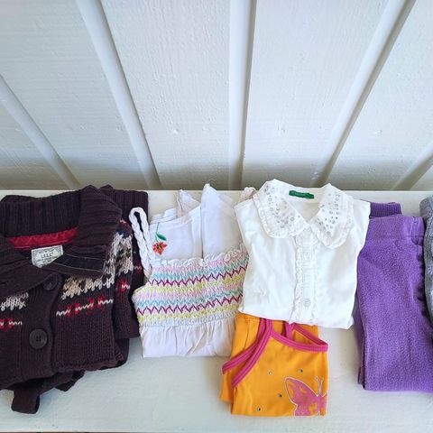 Tykk jakke med belte, topp, badetopp, Benetton bluse og to tights. Str. 86-92