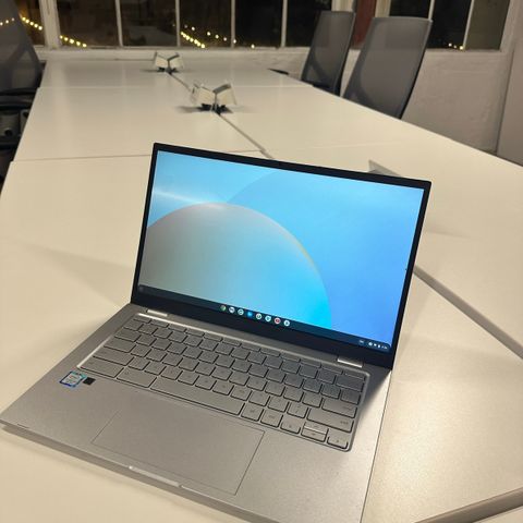 ASUS Chromebook 14“ (64 GB eMMC Intel Core M3 - 8100Y 8GB RAM) Laptop - Silver