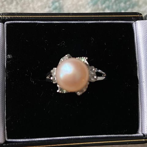 Gullring i hvitt gull med ekte perle