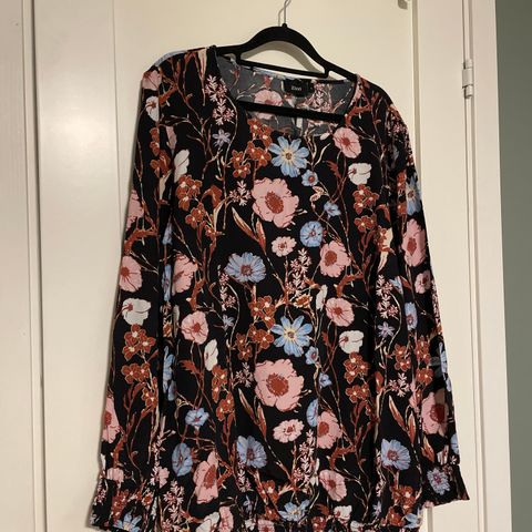 Nydelig bluse fra Zizzi, NY  str 50/52🌼