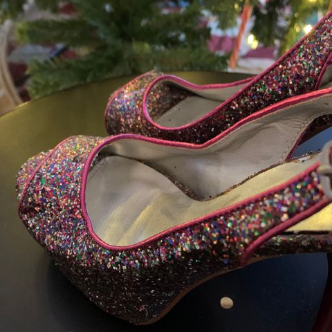 Platå stiletthæl sko i flerfarget glitter