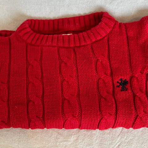 Rød genser til baby i Flettemønster st 86. 100 % bomull.