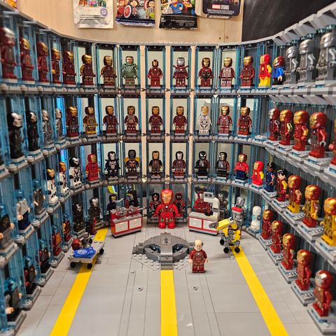 Stor Lego Iron Man Armoury inkl 82stk Iron Man figurer/Tony Stark  etc.