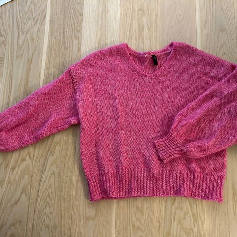 Nesten ubrukt Yas-genser i flott rosafarge selges til under 1/2 pris