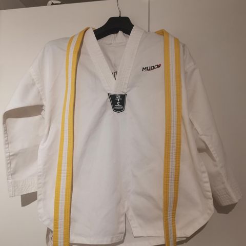 Taekwondodrakt + Gult Belt fra MUDO (Uten Bukser)