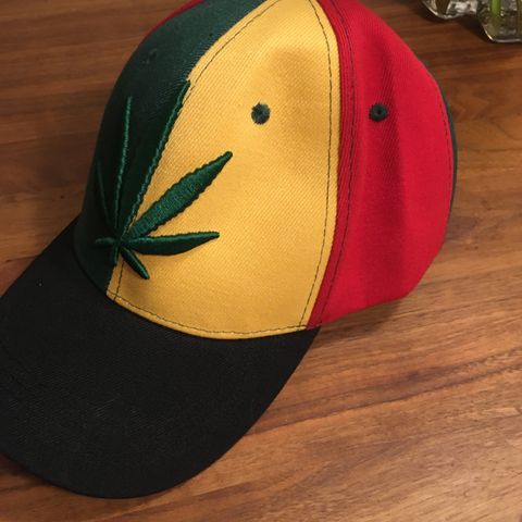 Flott Jamaikansk Caps med Weed / Cannabis Logo