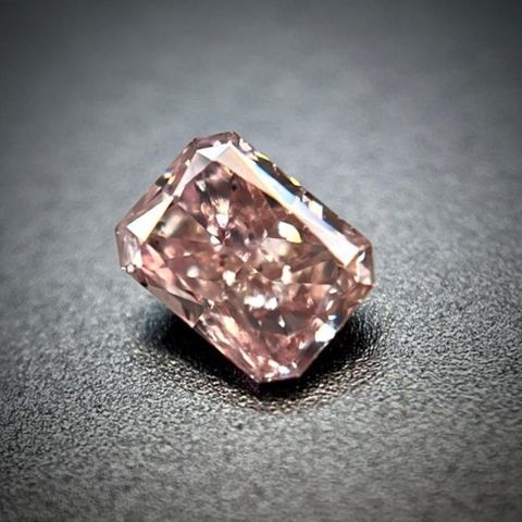 Sjelden Naturlig Rosa 0.13 ct Diamant Fancy Intense
Brownish Orangy Pink - I1