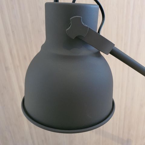 HEKTAR lampe med trådløs lading fra IKEA