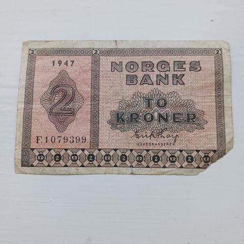 2 Kroner Norge 1947  Tydelig seddel med skade høyre hjørne.