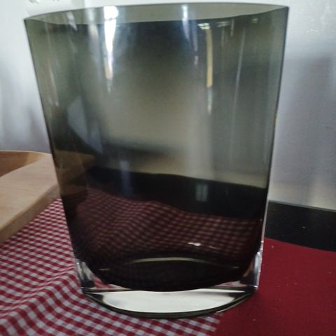 Sotet glassvase