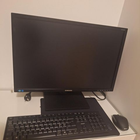 Pc skjerm, tastatur, mus og mus underlag