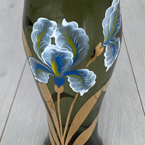 Vase med håndmalt motiv av orkidé