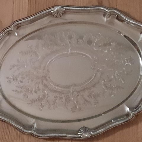 Nydelig Vintage dekorativt serveringsfat i sølvplett L ca 42 cm B 31,5