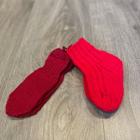 Strikket votter + strikket sokker str 2-4 år