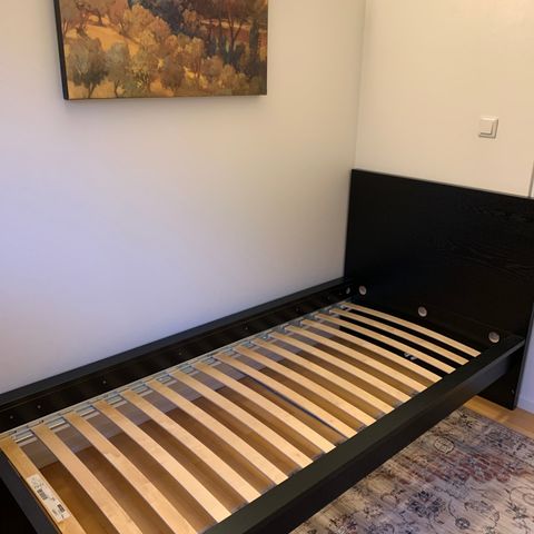 2 stk  Seng  Malm (Ikea ) sort og lys  farge