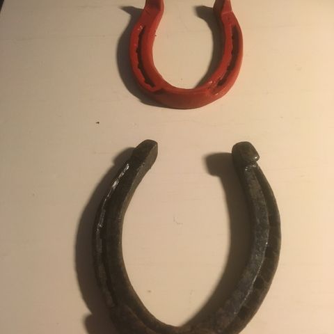 To stk hestesko selges kr 75 og kr 60 (den røde).