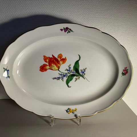 Meissen oval plate med gullkant blomstermønster 2. Valg