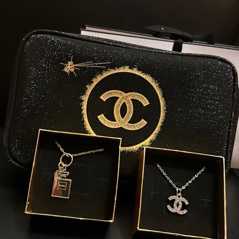 Chanel Gavesett! Nydelig Chanel smykke charms +makeup bag