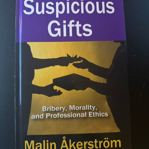 Suspicious Gifts: Bribery, Morality and Professional Ethics (Innbundet)