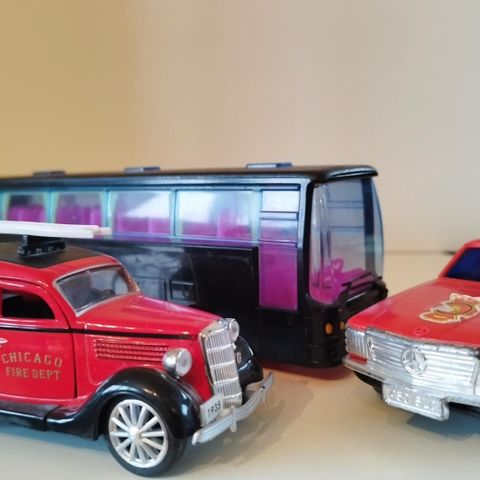 Brannbiler og metall buss.  Gamle modeller.  145kr for alle.