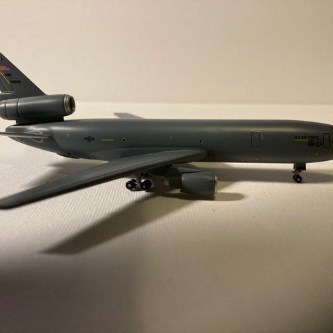 McDonnell Douglas KC-10 Tankfly scala1:400