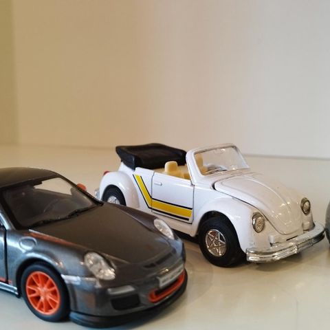 To Porsche og Volkswagen Beetle.  Metall modeller.