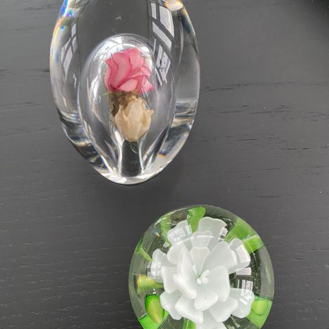 2 stk krystall kuler med blomster