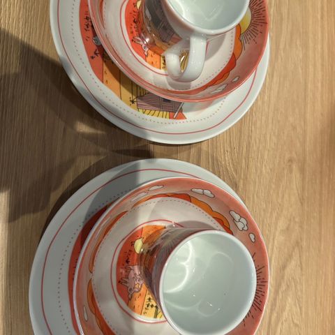 Sett av skål, asjett og kopp i porselen fra Porsgrunn.