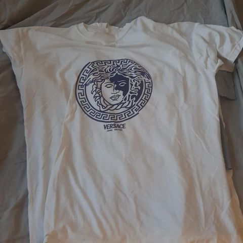 Hvit Versace tskjorte med lilla logo