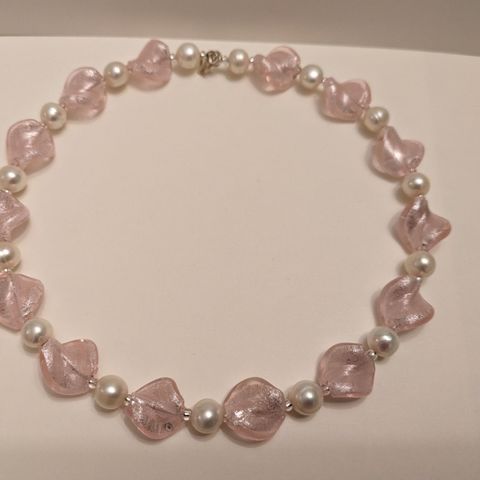 Halskjede, klave med ferskvannsperler og rosa glass perler og sølv karabinlås