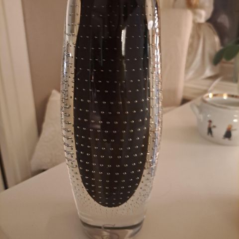 Magnor Glassværk - lekker svart vintage vase.