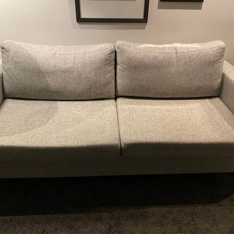 Fin og god 3 seter grå sofa