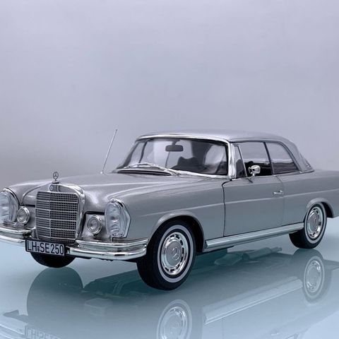 Mercedes-Benz (W111) 250 SE Coupe - 1969 modell sølv metallic Norev skala 1:18