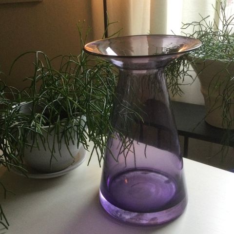 Høy, lilla vase