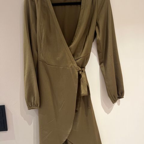 Olivengrønn Vero Moda «silke»kjole str S selges