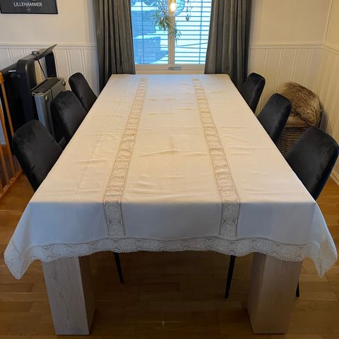 Linduk med blonde - 145x290 cm.