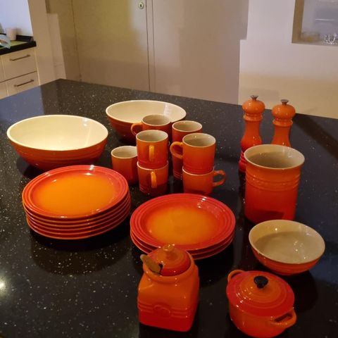 Div Le Creuset selges. Godt som nytt!