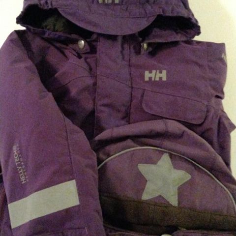 Nydelig Lilla Helly Hansen jakke med Matchende lue. Str.92