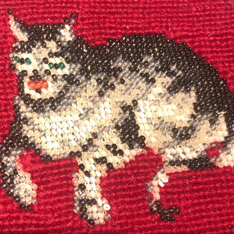 VINTAGE PERLEBRODERI MED NEEDLEPOINT KATT