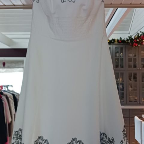 Nydelig, ubrukt kvalitets- kjole fra White house Black market