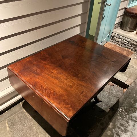 Vakkert solid bord med nydelig patina fra 1800 tallet