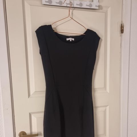 Second Female svart kjole