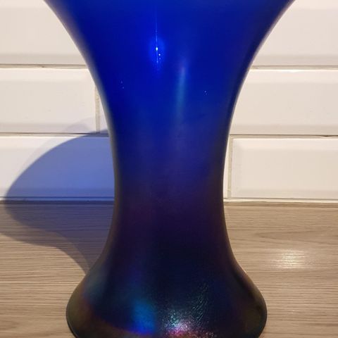 Nydelig vase i blått med fint fargespill