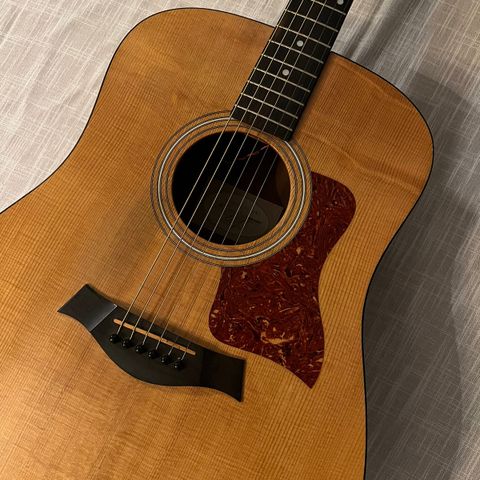 Taylor 110 gitar med mikrofon