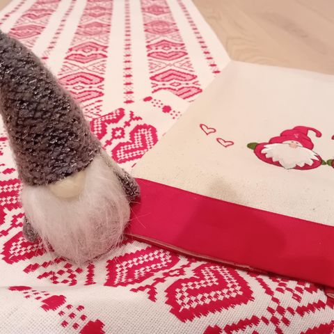 Ubrukt julepynt (nisse, løper og pyntehåndkle)