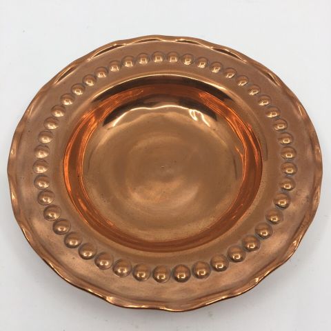Nydelig, vintage kobberskål med hamret bord langs kanten
