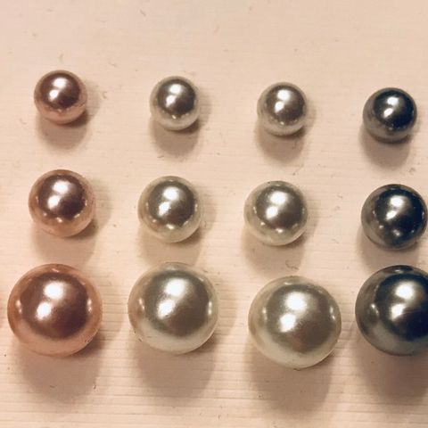Nye og uåpnet. 9 par ørepynt/ øredobber. «Perler» i forskjellige farger.