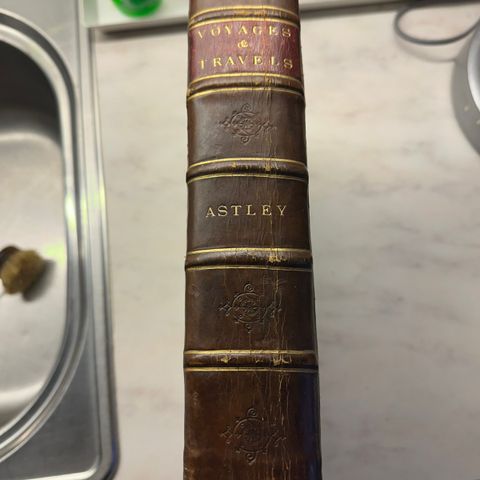 Voyages & Travels av Astley. Bind 3. fra 1700 tallet.