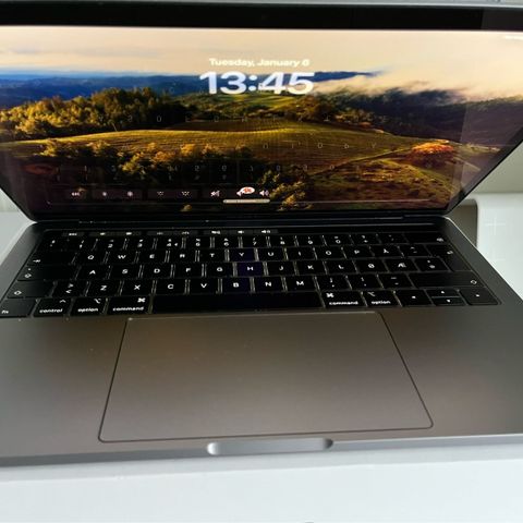MacBook Pro 2019, 13,3" Retina-skjerm, 1,4 GHz 8 GB RAM, 128 GB SSD -må fikses