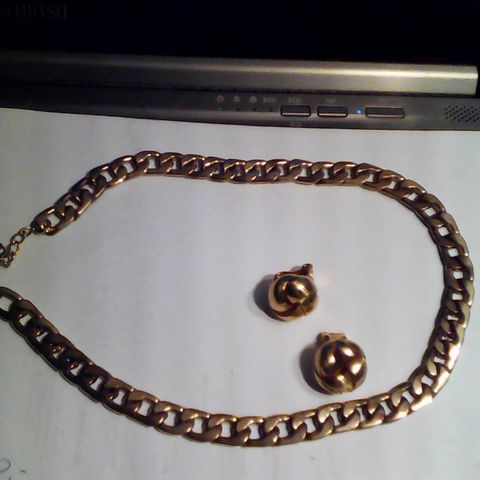 Gullfargede smykker, kjede og klips,  selges samlet kr 100,- + porto.